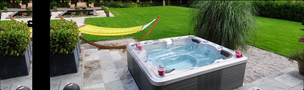 jacuzzi in tuin met hangmat op achtergrond