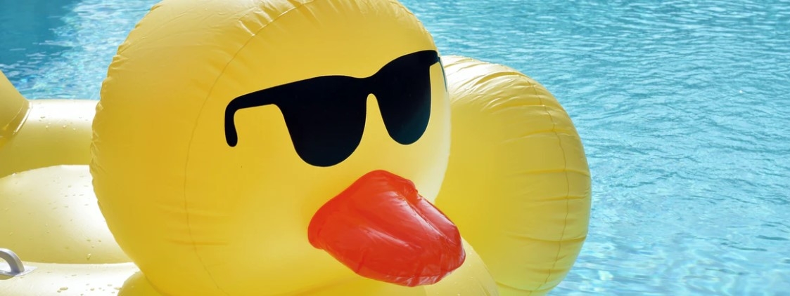 opblaaseend in zwembad