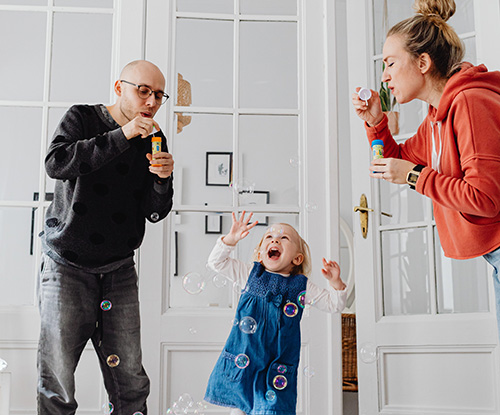 vader en moeder bellenblazen met kindje
