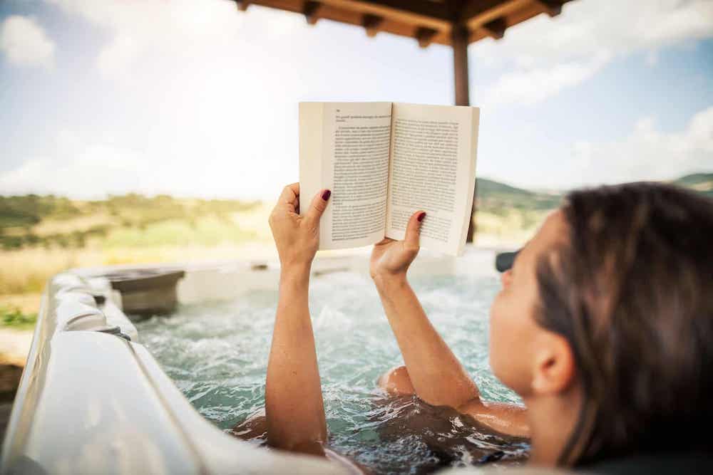 vrouw met boek in jacuzzi